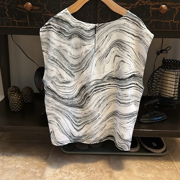 CALVIN KLEIN Women's Loose Fitted Poly Chiffon Sleeveless Twist Detail Blouse - Picture 7 of 13